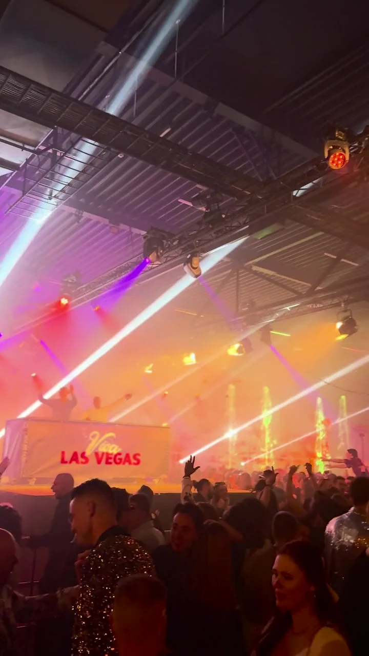 Publiek en DJ-booth tijdens een bedrijfsfeest