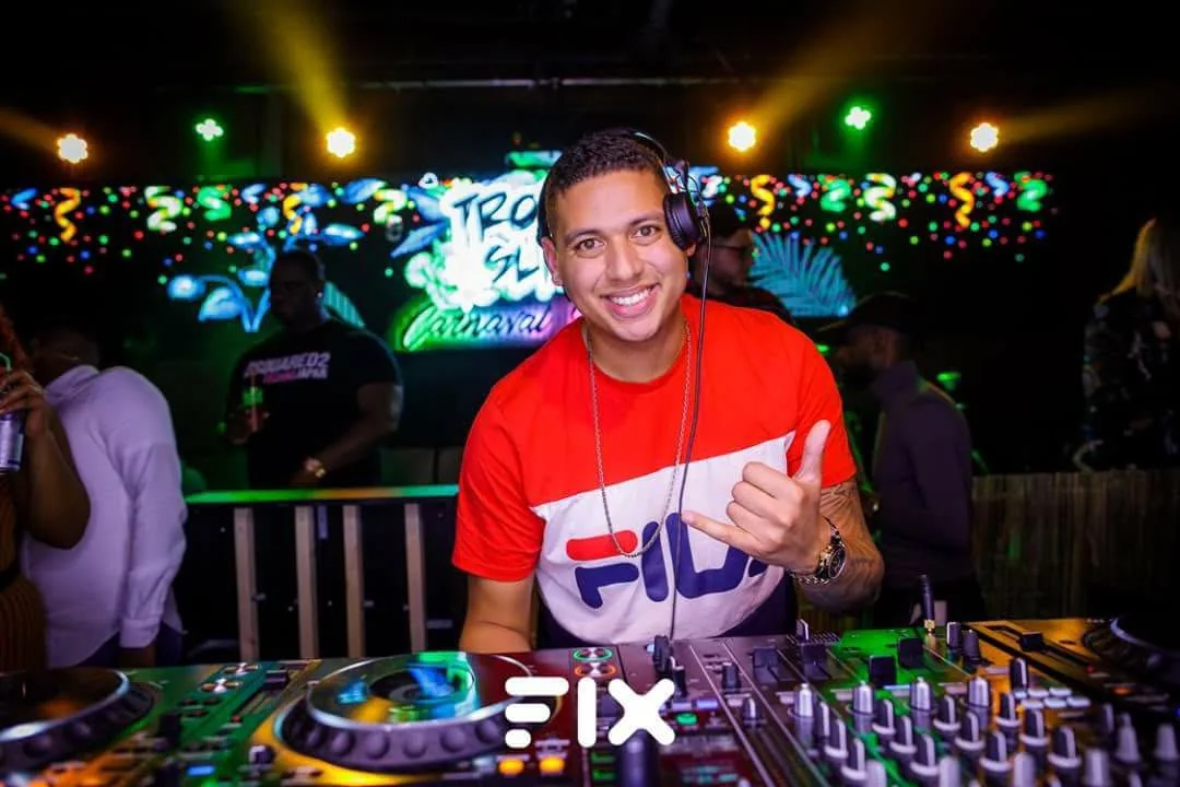 Don James glimlachend achter de DJ-controller